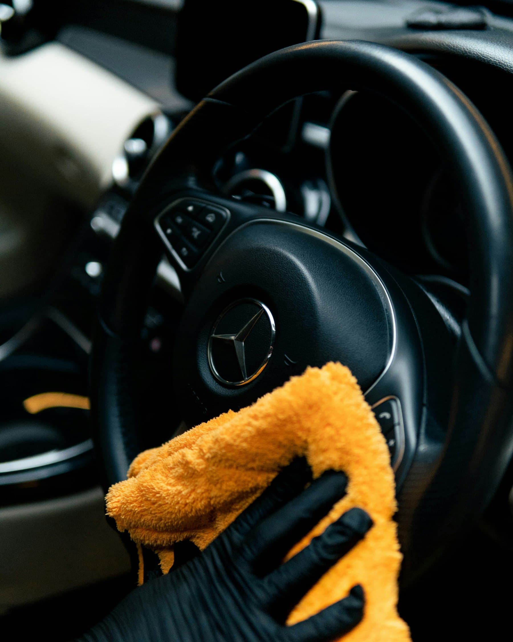 Wiping a steering wheel with a microfibre cloth